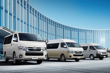 (左):VAN・2WD・2800ディーゼル・標準ボディ・スーパーGL