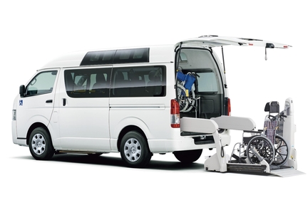 車いす仕様車“BUタイプ” ルーフサイドウインドゥ装着車 2WD・2000ガソリン ロングボディ ボディカラーはホワイト