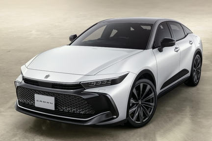 （左）：特別仕様車 CROSSOVER RS “THE 70th” （ベース車両はCROSSOVER RS）